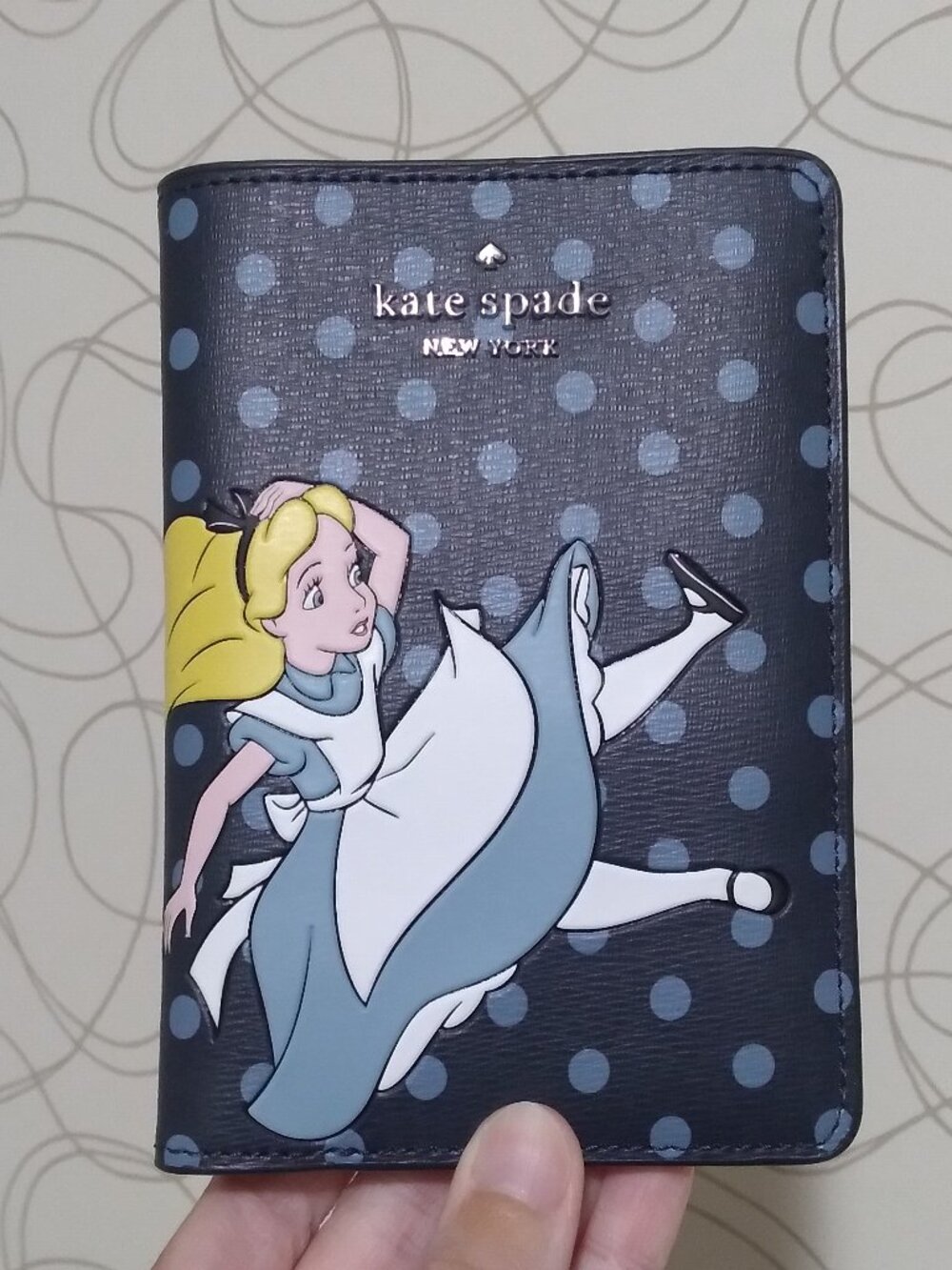 Kate Spade Alice in Wonderland Passport - Picture 5 of 5